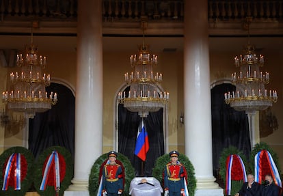 Guardias de honor junto al ataúd de Mikhail Gorbachov, en Moscú, en septiembre de 2022. 