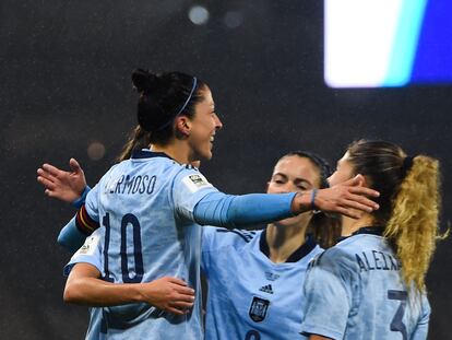 Jennifer Hermoso celebra con sus compañeras la consecución de unos de los goles marcados a Escocia.