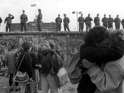 Una pareja se besa ante el muro de Berlín, en noviembre de 1989, celebrando su caída.