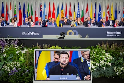 El presidente de Ucrania, Volodímir Zelenski, durante la sesión plenaria de la Cumbre por la Paz en Ucrania este domingo en Stansstad (Ucrania). 