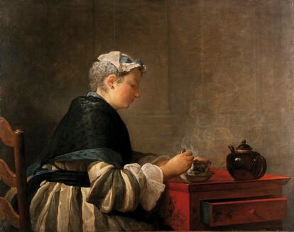 En este óleo Chardin retrató a su primera mujer, Marguerite Saintard, pocos meses antes de que muriera.  Si algunos intérpretes han criticado el torpe uso de la perspectiva -sobre todo en la silla y la mesa- otros han alabado el detalle del vapor que sale de la taza y la complicidad entre el pintor y su modelo.