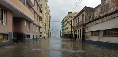 Detalle de una calle inundada en La Habana, Cuba.