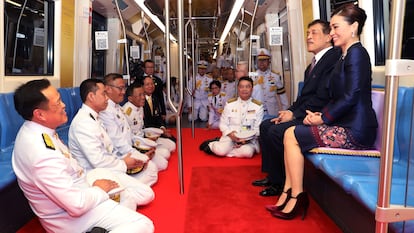 El rey Maha Vajiralongkorn y la reina Suthida, en un viaje en el metro de Bangkok, el pasado 14 de noviembre.