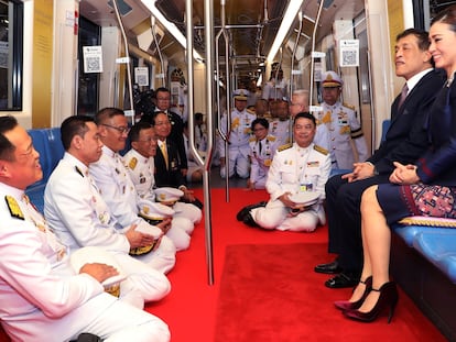 El rey Maha Vajiralongkorn y la reina Suthida, en un viaje en el metro de Bangkok, el pasado 14 de noviembre.