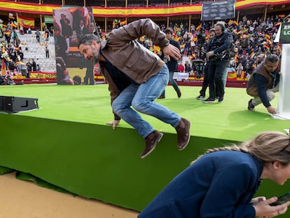 El presidente de Vox, Santiago Abascal, salta del escenario tras un mitin este domingo en la plaza de toros de Murcia.