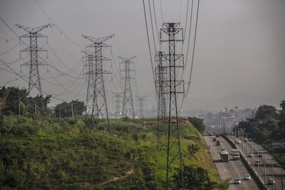 Torres de transmisión de la empresa eléctrica brasileña Eletrobras en Río de Janeiro, el 21 de mayo de 2021.