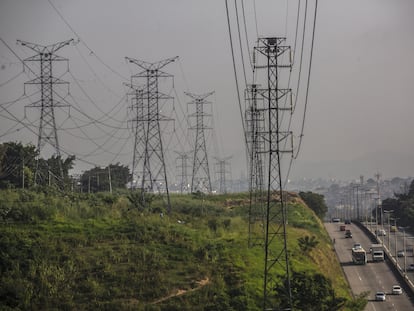 Torres de transmisión de la empresa eléctrica brasileña Eletrobras en Río de Janeiro, el 21 de mayo de 2021.