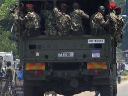 Soldados del Ej&eacute;rcito de Mozambique se dirigen a las monta&ntilde;as de Gorongosa, en el centro del pa&iacute;s.