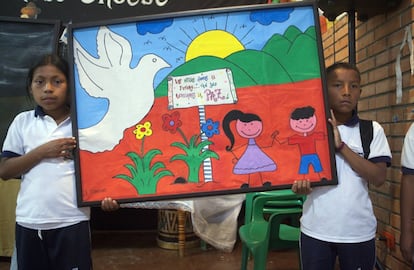 Dos alumnos de la Institución Educativa Toribío en una actividad cultural donde muestran en su trabajo sus anhelos de paz.