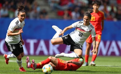 Dzsenifer Marozsan cae en el partido ante China.