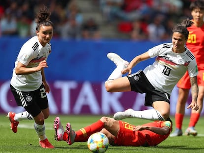 Dzsenifer Marozsan cae en el partido ante China.