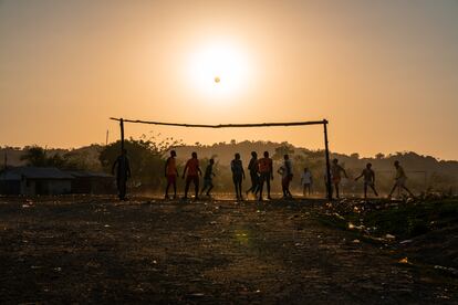 Jóvenes juegan al futbol al caer la tarde, en San Basilio de Palenque (Colombia), el 1 de febrero de 2023.