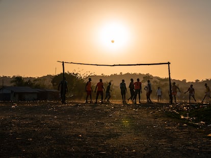 Jóvenes juegan al futbol al caer la tarde, en San Basilio de Palenque (Colombia), el 1 de febrero de 2023.