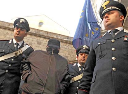 Pasquale Russo, escoltado por carabineros italianos ayer en Nápoles.