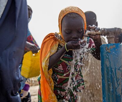 Aisa vive en el campo de Bakassi, en Maiduguri (Nigeria), donde cuatro perforaciones que se alimentan con energía solar abastecen de agua a 21.000 personas desplazadas. La crisis humanitaria que azota al noreste del país ha causado el desplazamiento de 1,8 millones de personas. El año pasado, un brote de cólera se cobró 200 vidas en los estados de Adamawa, Borno y Yobe. Se estima que este año alrededor de 368.000 niños estarán en riesgo de padecer malnutrición severa aguda.
