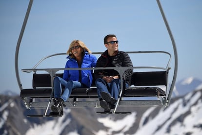 Brigitte Trogneux y Emmanuel Macron suben a bordo de un telesilla durante una visita con motivo de la campaña electoral del líder de En Marche! en Bagneres de Bigorre, en las montañas de los Pirineos, el 12 de abril de 2017.