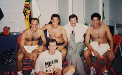 Missael Espinoza, Fernández (con camiseta), Enrique Borja y Benjamín Galindo durante la Copa del Mundo de 1994.