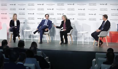 Francisca Gómez Jover, subdirectora general de Organización, Estudios y Previsión Social Complementaria de la dirección general de Seguros y Fondos de Pensiones (DGSFP); Ángel Martínez Aldama, presidente de Inverco; Pilar González de Frutos, presidenta de Unespa; Luis Miguel Carrasco, director del Grupo Financiero de Ibercaja Banco.