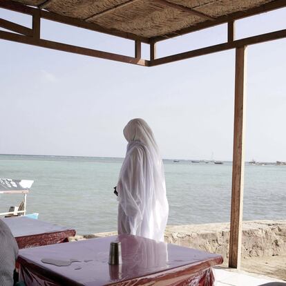 La pensadora. Una novia, en un restaurante frente al mar en Puerto Sudán (Sudán).
