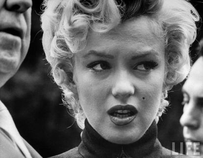 La peca de quita y pon. Marilyn Monroe jugaba con un supuesto lunar en el rostro a su antojo. 55 años después de la muerte de la actriz, uno de los secretos de belleza de la cantante Selena Gomez en su último videoclip, 'Fetish', son las pecas falsas en su nariz. EN la imagen, la actriz minutos después de anunciar su divorcio de Joe DiMaggio, en 1954.