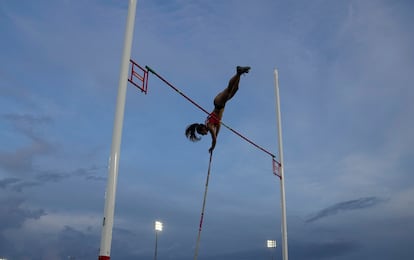 La atleta peruana Nicole Hein Vila compite en los Juegos Bolivarianos en Valledupar (Colombia), en julio de 2022.