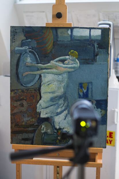 La pintura 'La habitación azul' mientras es analizada en el laboratorio de la Colección Phillips.