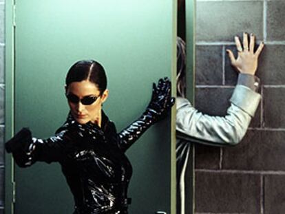 La actriz Carrie-Anne Moss, en un fotograma de la película<i> The matrix reloaded.</i>