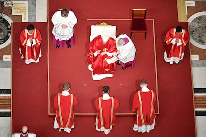 El papa Francisco en la misa de Viernes Santo en la basílica de San Pedro de Roma el 29 de marzo.