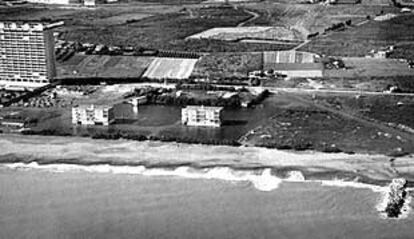 Varios edificios de El Puig rodeados por el agua.