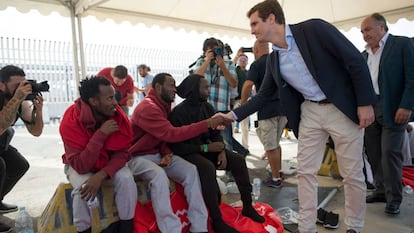 Pablo Casado saluda a inmigrantes en Algeciras, ante los medios de comunicación, este miércoles.