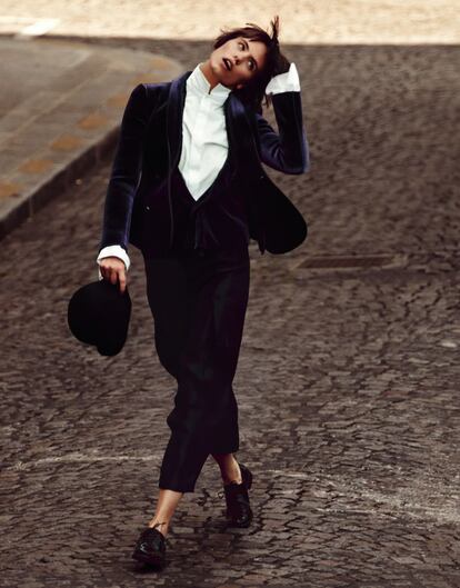 <strong>SUAVE TERCIOPELO.</strong> Americana de neopreno y terciopelo, chaleco, pantalón bombacho y sombrero de fieltro negro, todo de Emporio Armani. Camisa blanca de Limi Feu. Zapatos de Stuart Weitzman.<br></br> <em>De los estampados felinos al terciopelo, pasando por el ‘grunge’, no hay tendencia que este otoño no se pueda declinar con la ayuda de un pantalón y una chaqueta. </em>