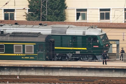 Varios agentes custodian el tren procedente de Corea del Norte que ha llegado esta mañana a Pekín.