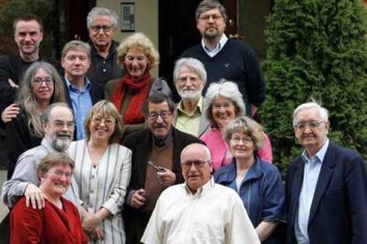 Detrás, Stolz, Frielinghaus y Gielkens. En el centro, Bianchi, Ohrgaard, Ute y Günter Grass, Mitchell, Brice y Grita Loebsack. Delante, Hilke Ohsoling (secretaria de Grass), Porcell, Oili y Slawomir Blant, su traductor polaco, en Danzig.