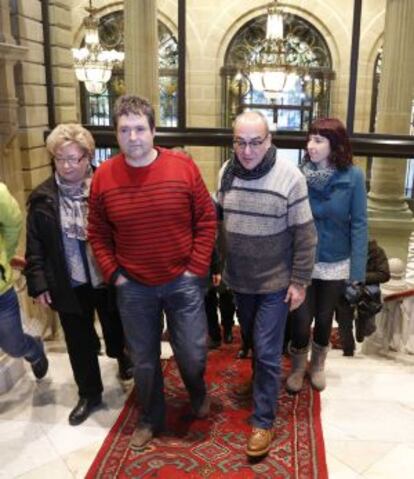 Martin Garitano acompaña a familiares de presos de ETA en la cárcel de Sevilla II antes de reunirse con ellos en el palacio foral.