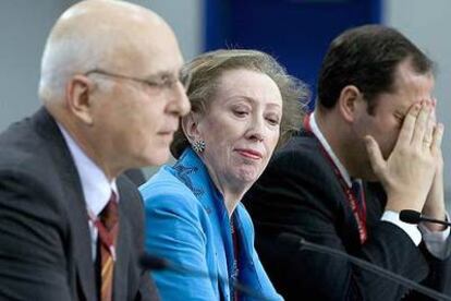 El comisario europeo Stavros Dimas, la representante de Reino Unido, Margaret Beckett, y el ministro austriaco Josef Prollo, ayer en Montreal.