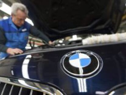 En la imagen, l&iacute;nea de montaje del BMW serie 6 en la planta que la firma de autom&oacute;viles tiene en Dingolfing (Alemania).