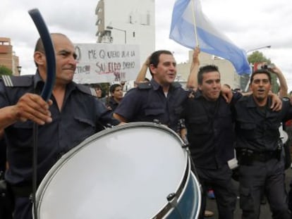 Protesta de polic&iacute;as en La Plata (Argentina)