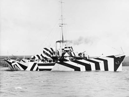 Barco inglés durante la primera guerra mundial pintado con camuflaje estilo dazzle (1918, Imperial War Museums, Getty Images)