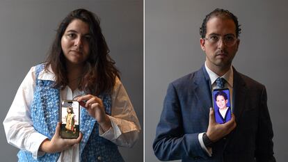 Victoria Marichal y Salvador Cacho muestran fotografías de cuando eran niños, el 6 de noviembre en Bogotá, Colombia.