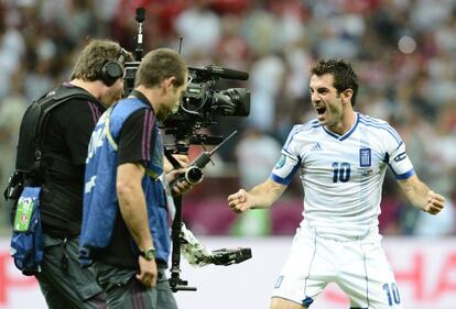 El centrocampista griego Giorgos Karagounis celebra el pase a cuartos ante una cámara de televisión