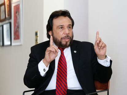 Félix Ulloa, Vicepresidente del Gobierno de El Salvador durante la entrevista concedida a El País en la residencia oficial de la embajada en España.