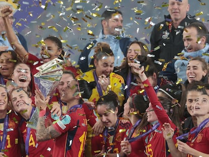 La selección femenina de fútbol celebra el triunfo, el miércoles en Sevilla.