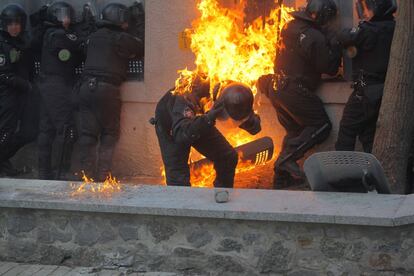 Imagen facilitada por el Ministerio del Interior de Ucrania en la que se muestra como uno de los miembros de la policía antidisturbios arde tras haberle impactado una bomba incendiaria casera lanzada por los manifestantes, durante los enfrentamientos que tuvieron lugar en el centro de Kiev.