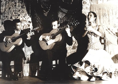 Luis Habichuela (izquierda), Enrique Escudero y Carmen Linares, en 1974 en el tablao Café Chinitas de Madrid.