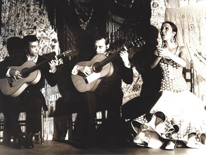 Luis Habichuela (izquierda), Enrique Escudero y Carmen Linares, en 1974 en el tablao Café Chinitas de Madrid.