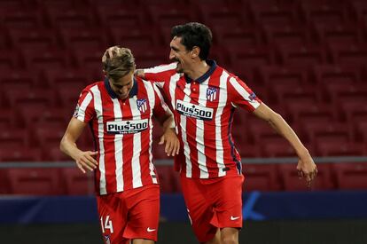 Llorente recibe la felicitación de Savic por su gol.