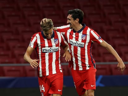 Llorente recibe la felicitación de Savic por su gol.