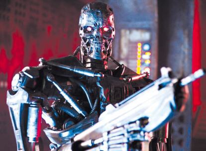 <b>La sonrisa congelada no engaña: el T-800, que en <i>Terminator salvation</i> se presenta en auténticos ejércitos, dispuesto a exterminar a la raza humana.</b>