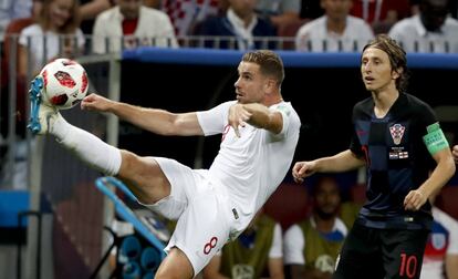 Jordan Henderson controla la pelota frente a la mirada de Luka Modric.
