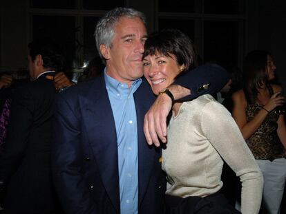 Jeffrey Epstein y Ghislaine Maxwell, en Nueva York en marzo de 2005.